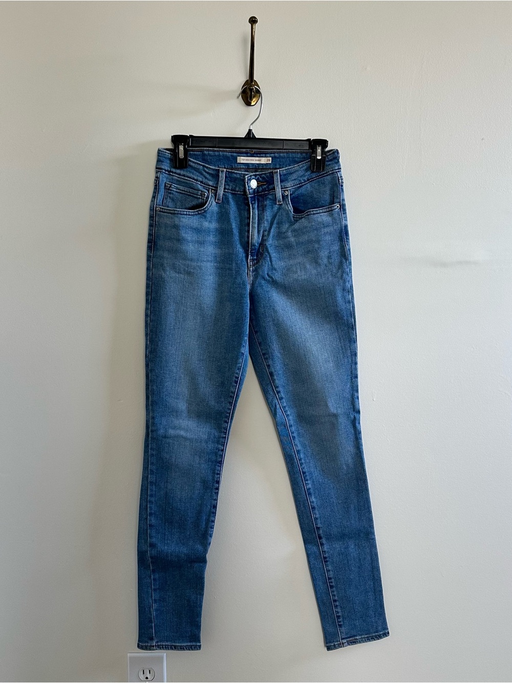 Levi’s 721 medium wash skinny jeans- 28